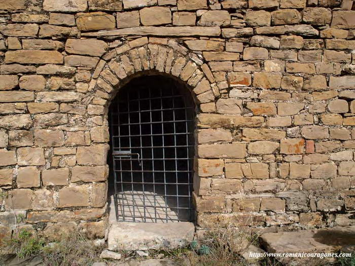 PUERTA DE ACCESO AL TEMPLO. DOBLADURA LOMBARDA Y ALARGADO DINTEL